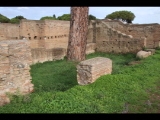 02796 ostia - regio v - insula vi - edificio (v,vi,2) - 3. raum von norden - bli ri nordosten - 01-2024.jpg